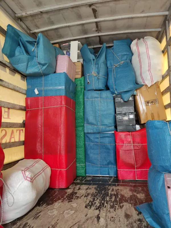 Paketlenmiş eşyalar araç kasasında
