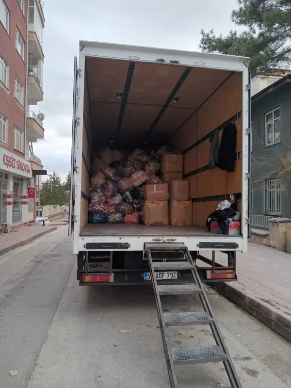 Eşyaların kamyona yüklenmesi