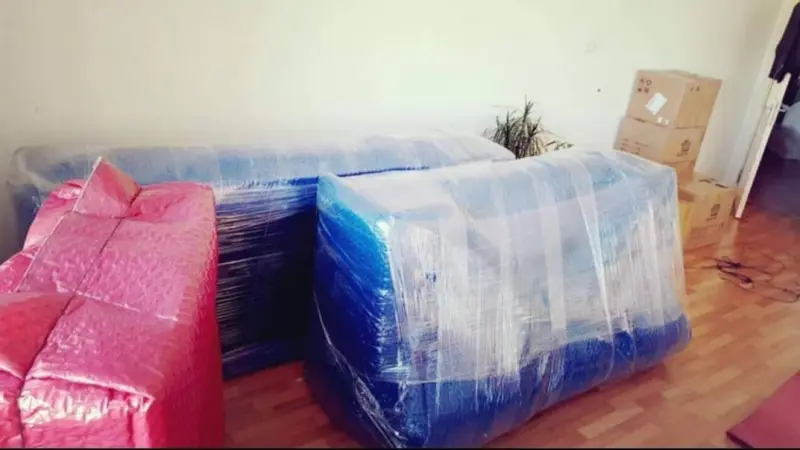 Streç ve örtüyle paketlenmiş koltuklar