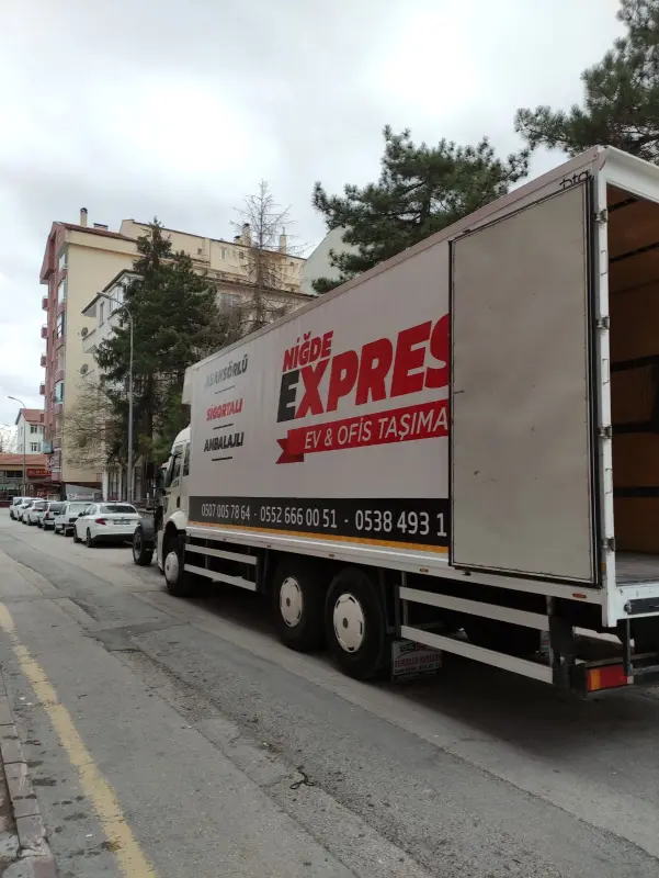 Apartman önünde yükleme